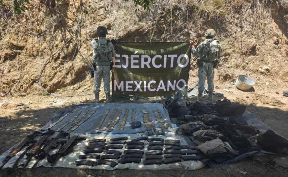 Comando ataca a elementos del Ejército en Badiraguato, Sinaloa; detienen a sujeto a quien le aseguran armas, drogas y explosivos.
Foto: Especial.