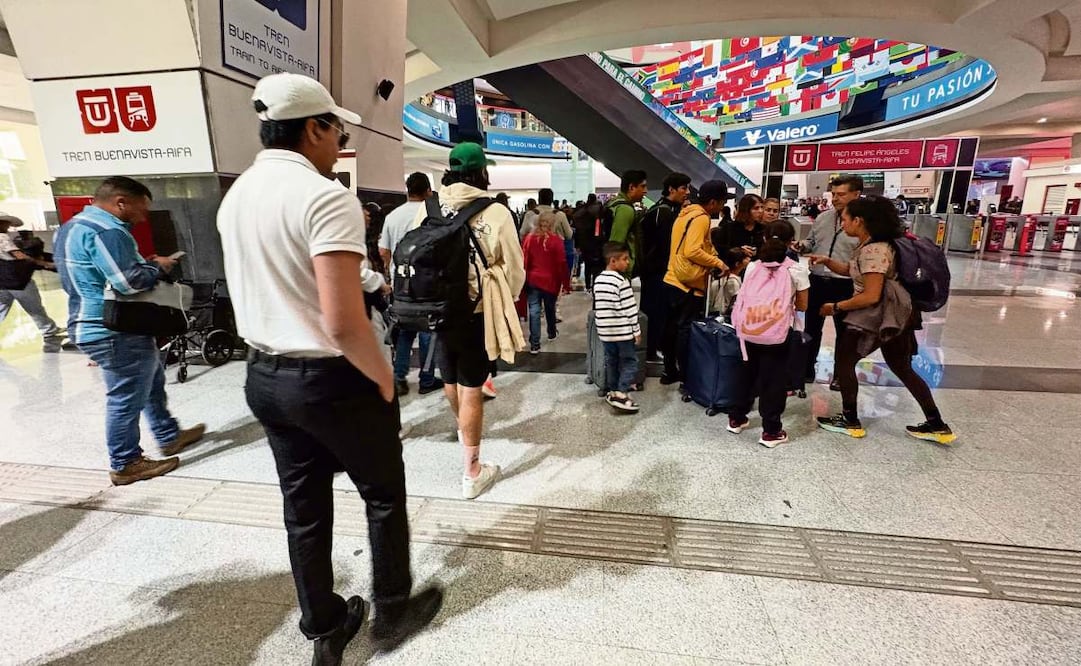 En la estación Buenavista, personal de la nueva ruta ferroviaria brinda información a los usuarios sobre las tarjetas de acceso y los costos. Foto: ARTURO CONTRERAS/ EL UNIVERSAL