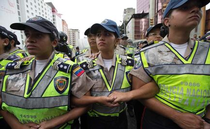 Policías bloquean paso a marcha de opositores en Venezuela