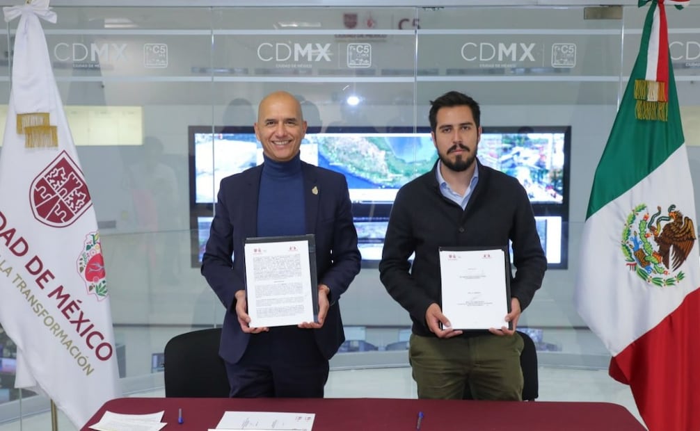 La firma fue realizada por el coordinador general del C5, Salvador Guerrero Chiprés, y el comisionado de Búsqueda de Personas, Luis Gómez Negrete.
Foto: Especial.