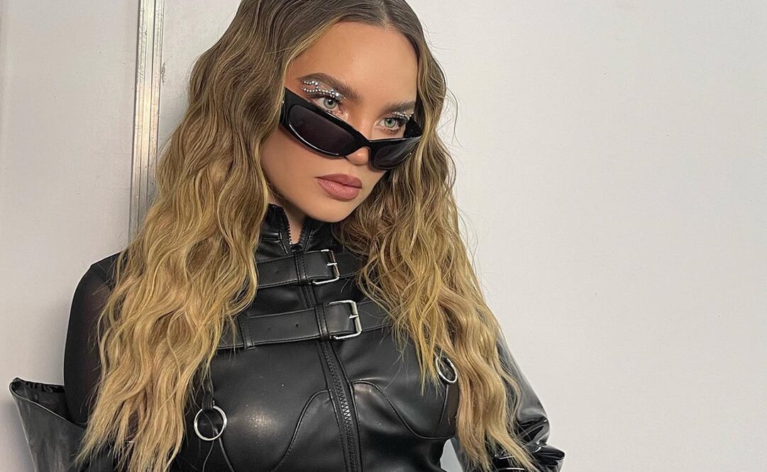 La cantante por poco es derribada por un fan que logró subirse al escenario Foto: Instagram