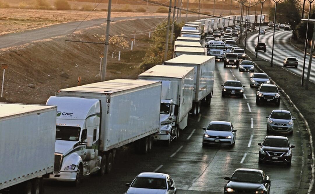 Trucks wait in a long queue – Photo: José Luis González