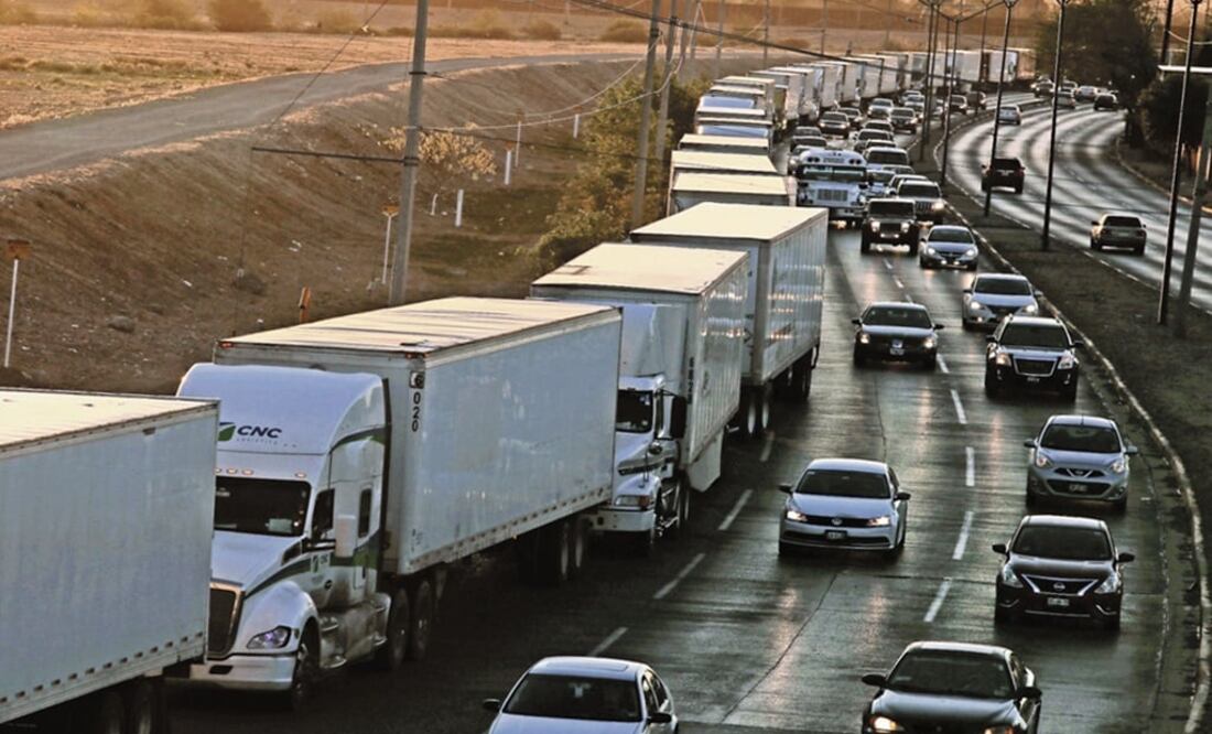 Trucks wait in a long queue – Photo: José Luis González