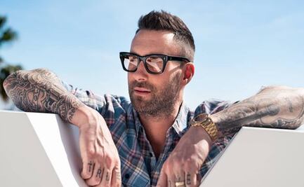 Mientras Adam Levine intenta salvar su matrimonio, su instructora de yoga también lo expone