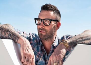 Mientras Adam Levine intenta salvar su matrimonio, su instructora de yoga también lo expone