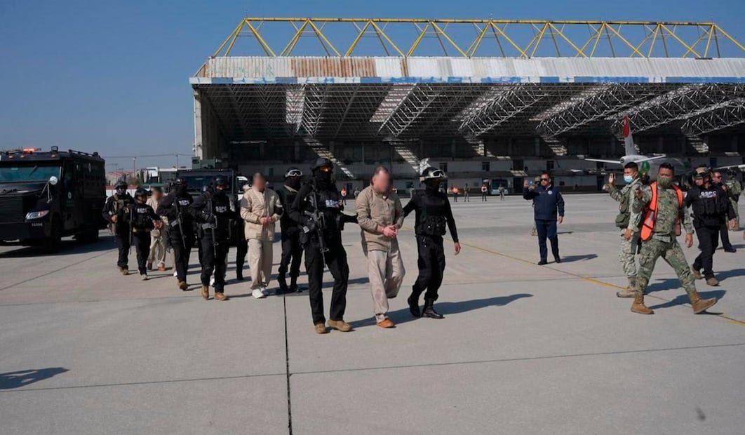 Desde las instalaciones militares de Santa Lucía, en ocho aeronaves, cinco del Ejército y tres de la Marina, se realizó la entrega masiva de capos a Estados Unidos. Foto: especial