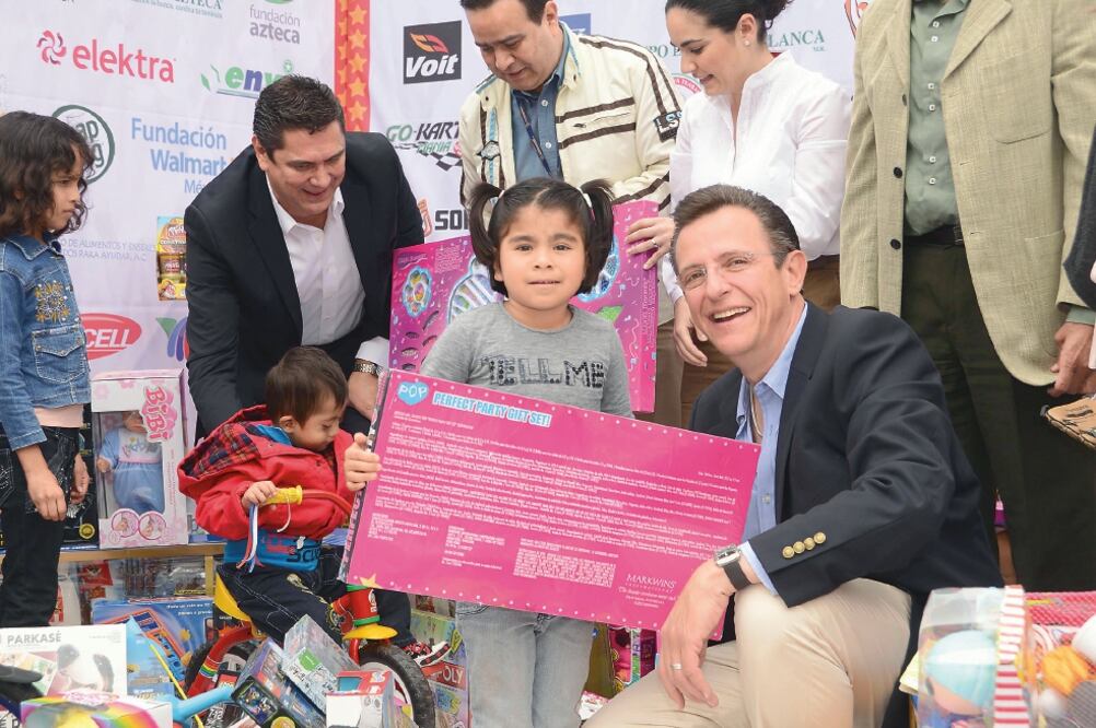 El presentador invita a la gente a donar juguetes en la villa (CORTESÍA TV AZTECA)