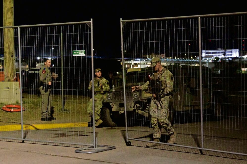 Soldados de la Guardia Nacional y un policía del Departamento de Seguridad Pública de Texas custodian la entrada al parque Shelby en Eagle Pass, Texas, el sábado pasado. Foto: Michael González / AFP