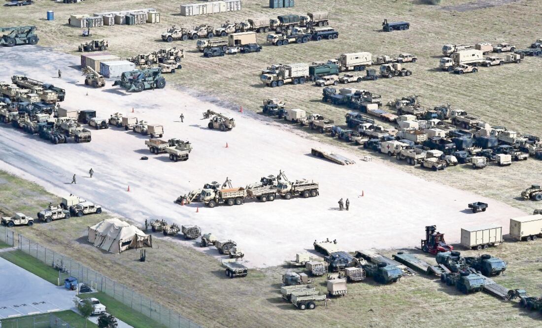 Vehículos del ejército de EU estacionados en un nuevo campamento militar. El presidente Donald Trump ordenó el despliegue de tropas semanas antes de la posible llegada de una caravana de migrantes. (JOHN MOORE. AFP)