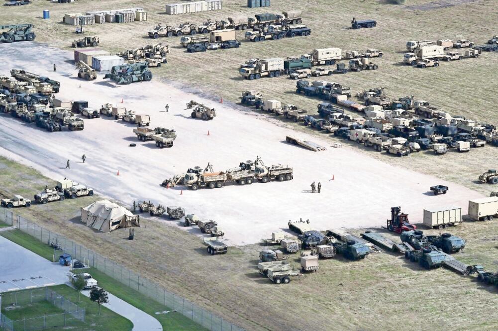 Vehículos del ejército de EU estacionados en un nuevo campamento militar. El presidente Donald Trump ordenó el despliegue de tropas semanas antes de la posible llegada de una caravana de migrantes. (JOHN MOORE. AFP)
