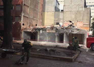 Demuelen edificio colapsado en la Condesa