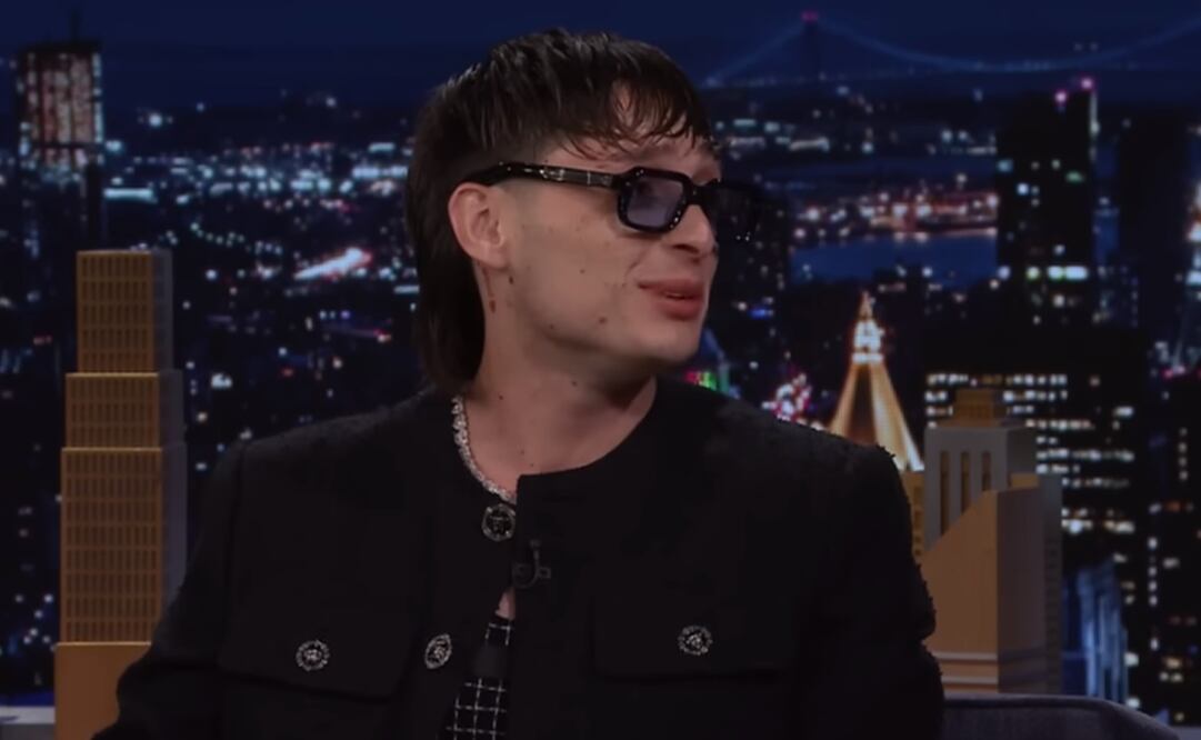 Peso Pluma confesó con Jimmy Fallon que el corte de cabello con el que se dio a conocer en realidad fue un error del peluquero.