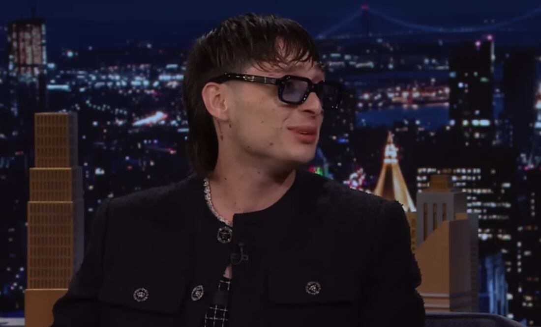 Peso Pluma confesó con Jimmy Fallon que el corte de cabello con el que se dio a conocer en realidad fue un error del peluquero.