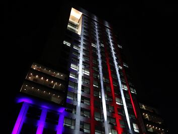 SRE se ilumina con colores de la bandera de EU