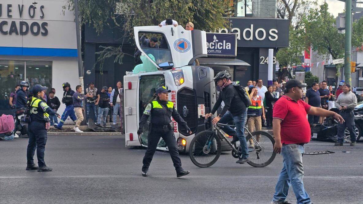 Una unidad médica de Protección Civil volcó la tarde de este jueves 27 de noviembre en el cruce de Eje Central Lázaro Cárdenas y avenida Fray Servando Teresa de Mier. (Foto: especial)