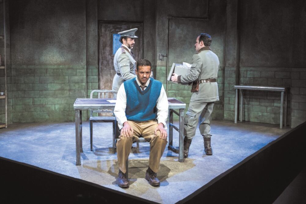 La obra inicia con el interrogatorio de dos hombres. Foto/GERMÁN ESPINOSA. EL UNIVERSAL