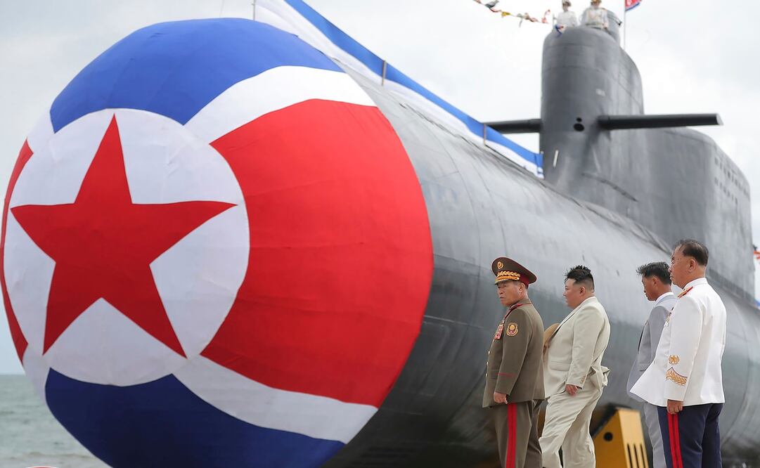 El líder norcoreano, Kim Jong-un (segundo a la izquierda), observa lo que dicen es un nuevo submarino nuclear, el "héroe Kim Kun Ok", en un lugar no especificado del país, el 6 de septiembre de 2023. Foto: AP