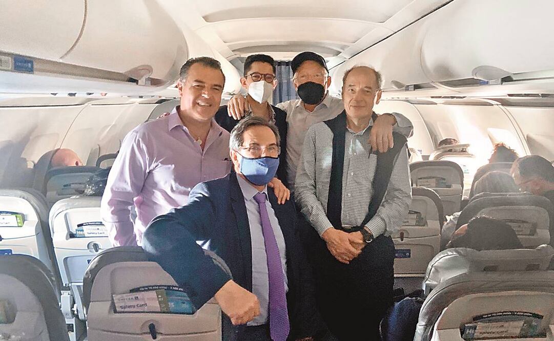 Francisco Cervantes (izq.); Roberto Velasco Álvarez (atrás izq.); Esteban Moctezuma (frente); Ken Salazar (atrás