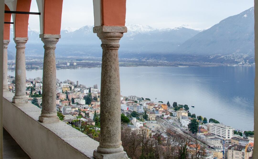 Hombre quita una columna de un edificio para mejor visibilidad (Fuente unsplash)