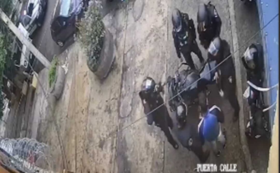 Se observa que siete policías participan en la revisión. Foto: Tomada de video