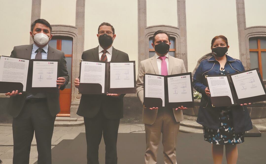 Las autoridades del Gobierno capitalino y del INE firmaron el Convenio Marco de Coordinación para el desarrollo de la consulta popular de este 1 de agosto. Foto: BERENICE FREGOSO. EL UNIVERSAL