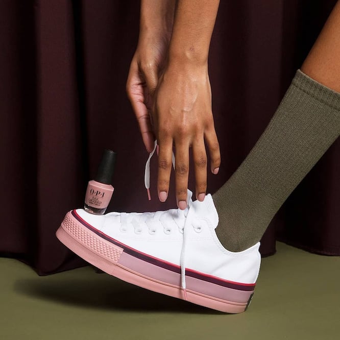 La marca deportiva se une con la firma de esmaltes y presentan divertidos tonos. Foto: Cortesía