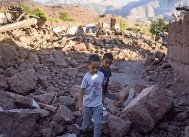 Más de 2 mil muertos; Marruecos devastado busca sobrevivientes