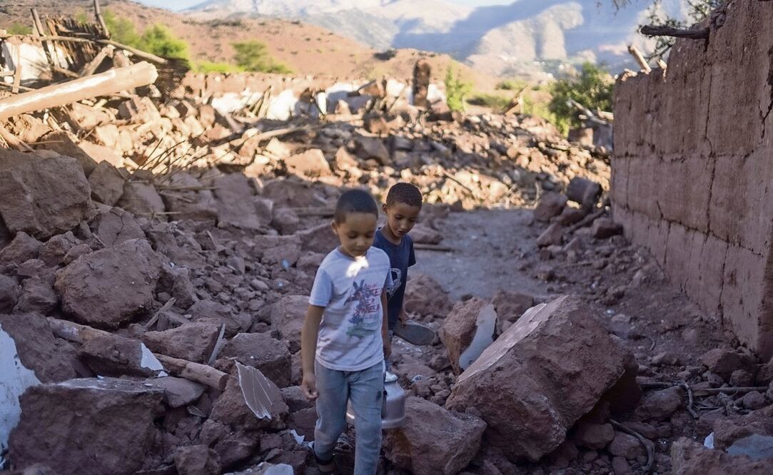 Niños, entre los escombros de su casa que fue destruida por el terremoto, en la aldea de Ijjoukak, cerca de Marrakech. Foto: Mosa'ab Elshamy | AP