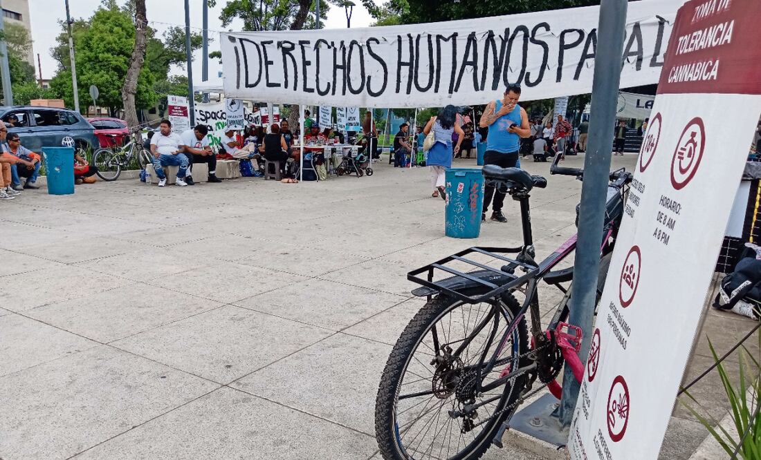 Este viernes, el área peatonal en la Glorieta de Violeta fue ampliada cinco metros, por lo que le quitó espacio al campamento 420 instalado en esta zona. Activistas denunciaron que la policía les destruyó dos carpas. Foto: Fabián Evaristo / EL UNIVERSAL