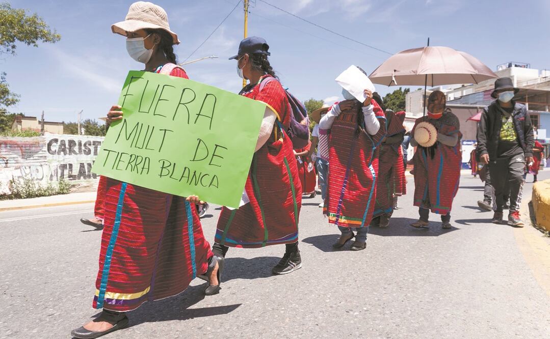 Las familias triquis han protestado; buscan la salida del MULT. Foto: MARIO ARTURO MARTÍNEZ. EL UNIVERSAL