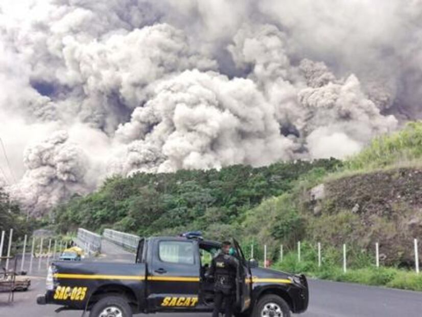 Van 62 muertos por erupción de volcán en Guatemala