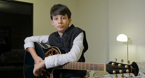 Joven compone canción por tragedia en colegio de Monterrey