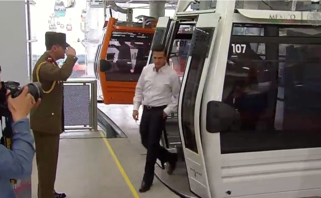 El mandatario viajó a bordo de una de las "góndolas" panorámicas de este sistema de transporte. /Especial