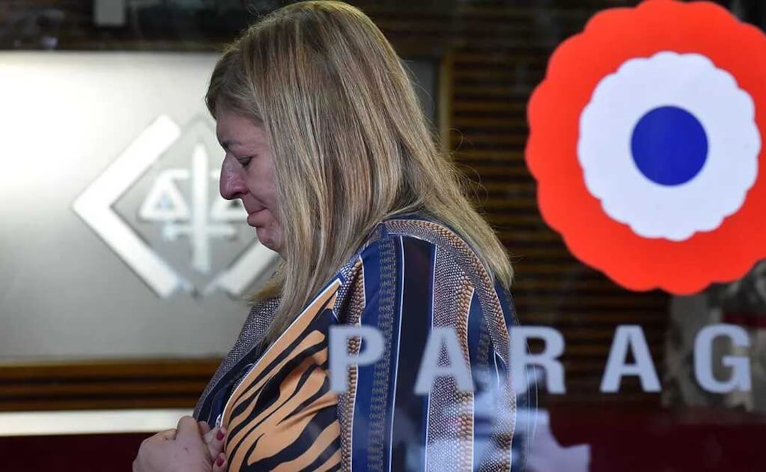 Sandra Quiñónez reza ante la imagen de la Virgen María, desconsolada por el asesinato. Foto: AFP