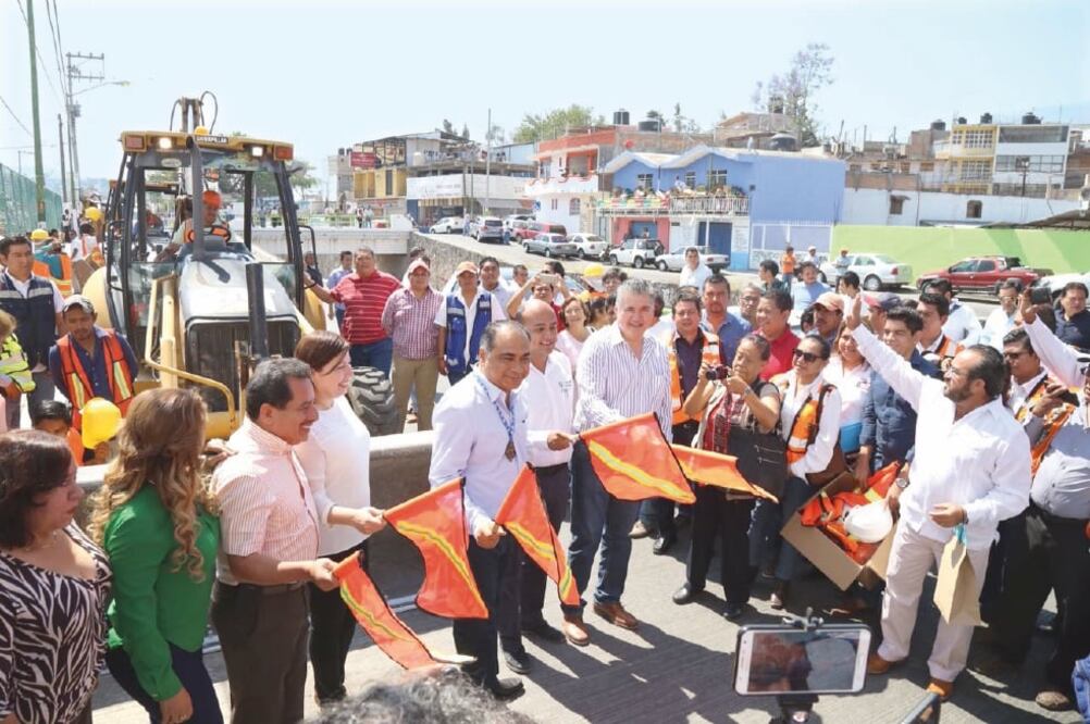 El gobernador de Guerrero, Héctor Astudillo Flores, da el banderazo de salida para la construcción del parque lineal en la capital del estado. (ESPECIAL)