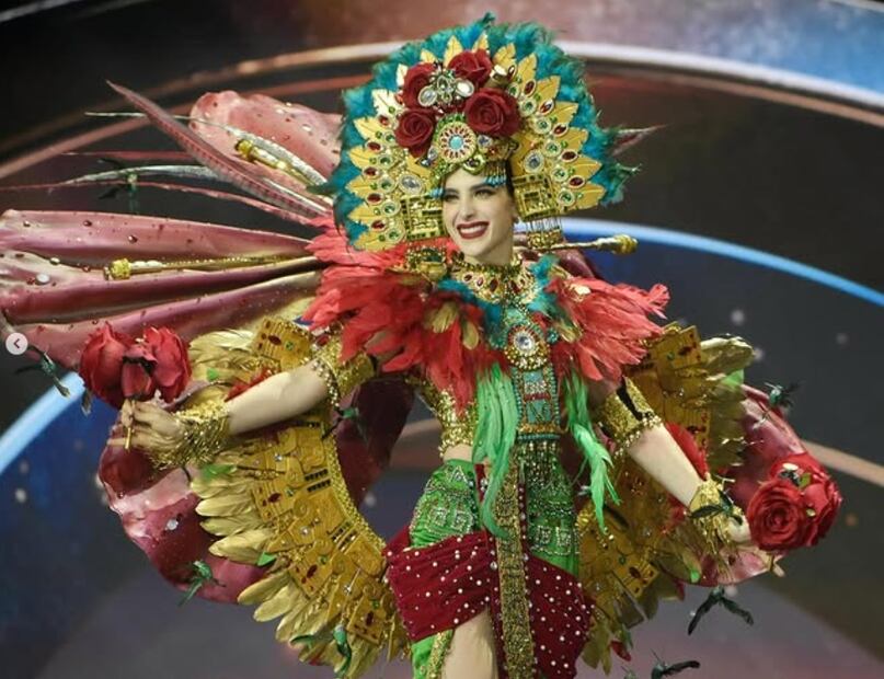 Fátima Bosch luce el traje nacional.
Foto: Instagram fatimaboschfdz
y fernandoortiz.atelier.