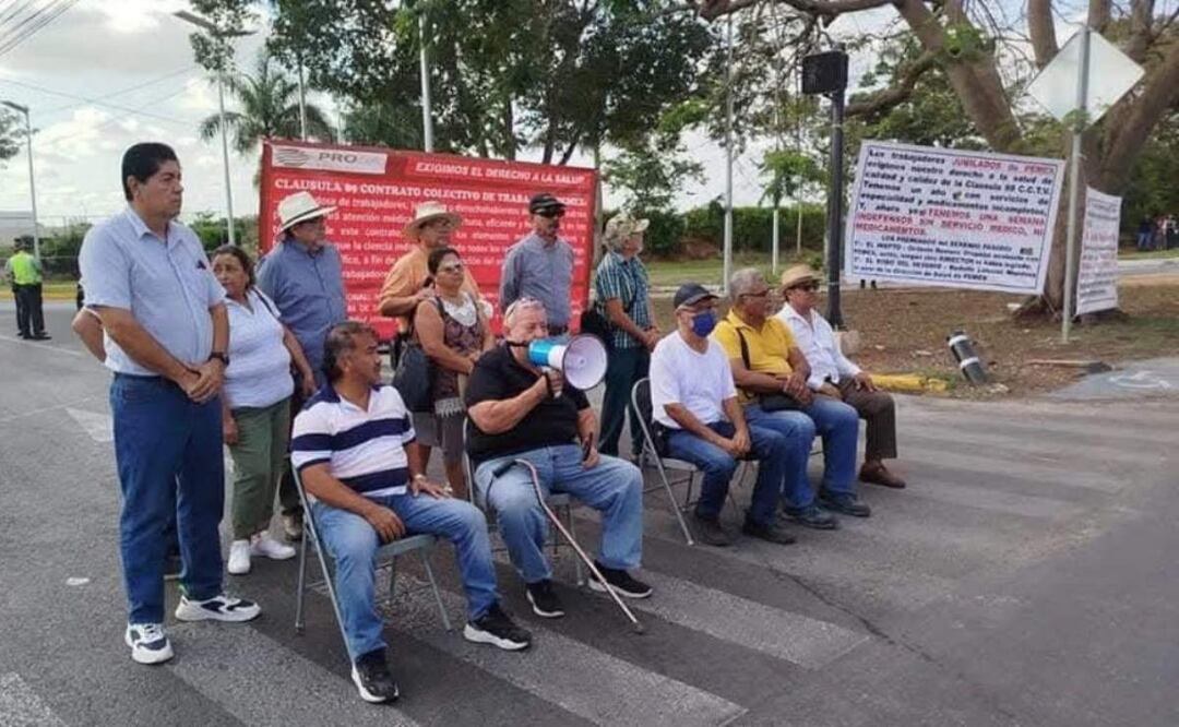 Trabajadores jubilados de Pemex protestan en la entrada del Aeropuerto Internacional de Mérida, Yucatán por falta de medicamentos y atención médica (11/03/2025). Foto: Especial