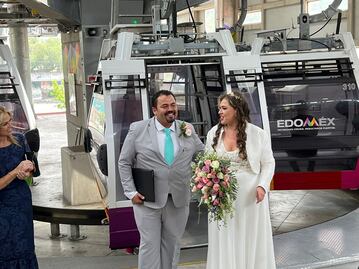 Novio, con miedo a las alturas, cumple promesa y se casa con su amada en el Mexicable