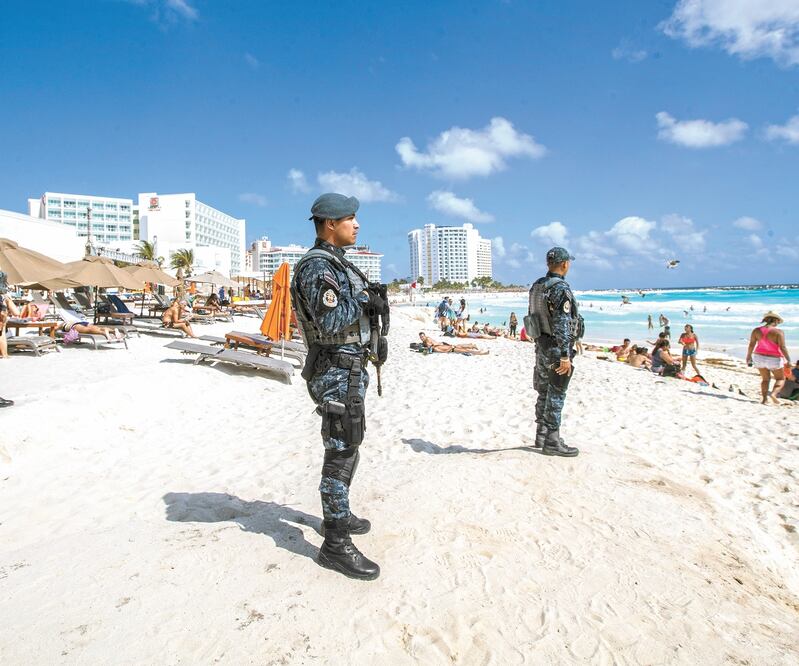 Fuerzas federales han desplegado operativos de seguridad, tras hechos delictivos registrados en destinos turísticos como Cancún (imagen). Foto/ARCHIVO EL UNIVERSAL