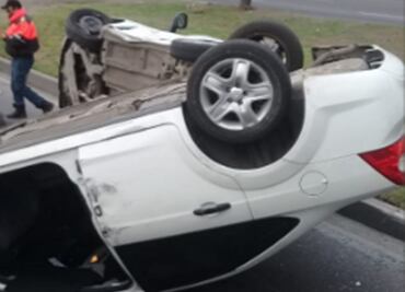 Servicios de emergencia atienden doble volcadura sobre Calzada Ignacio Zaragoza