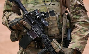 Integrante de la 2da Brigada de Infantería 212 del Ejército de Estados Unidos vigila junto a la frontera entre Estados Unidos y México como parte de la Fuerza de Tarea Conjunta Frontera Sur, el jueves 3 de abril de 2025, en Douglas, Arizona. Foto: AP