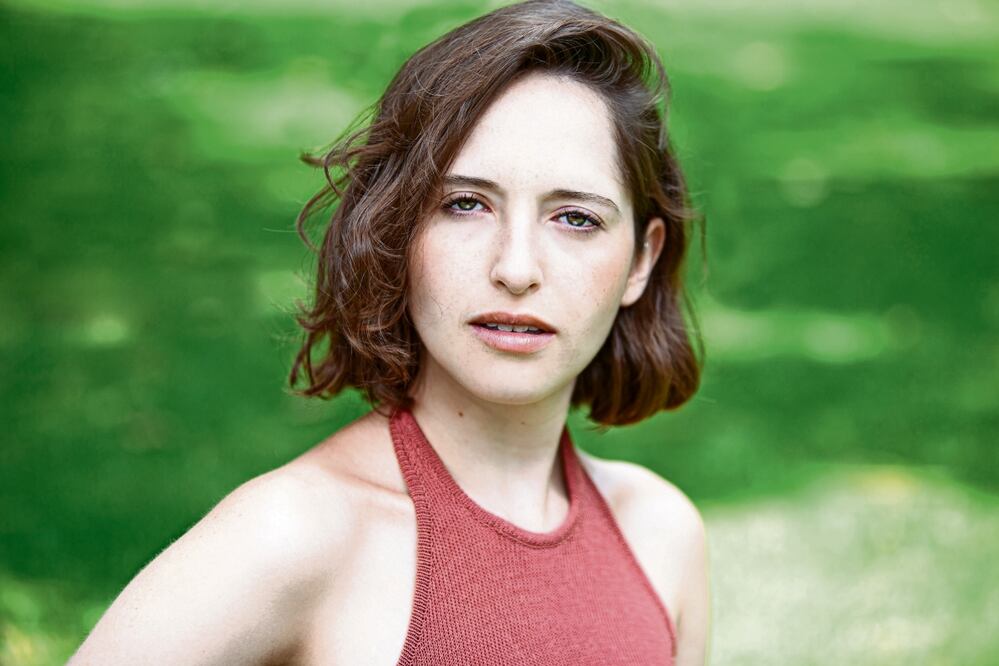 La joven, quien estudió actuación en Londres, se verá como Lulú en la obra, una mujer que repite todo lo que escucha.