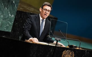 Burnham advierte ante la ONU sobre la desinformación extranjera; señala a Rusia por campañas contra su democracia
