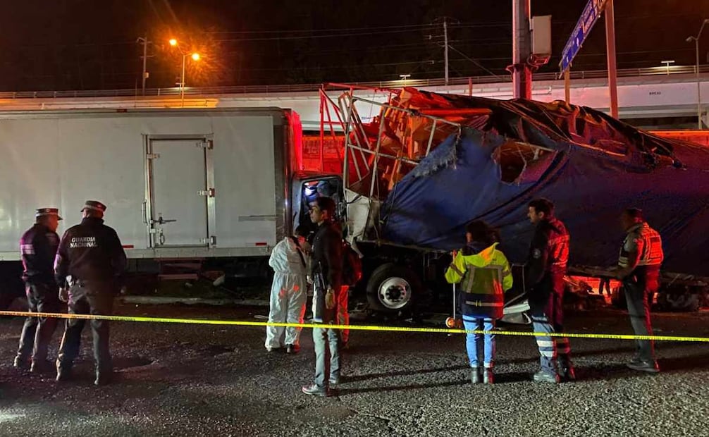 El conductor del tráiler quedó prensado y falleció en el lugar. Foto: Valente Rosas / El Universal