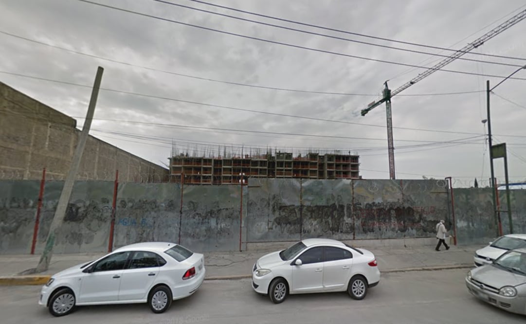 Construcción de Aztecas 215, ubicada en la colonia Los Reyes, Coyoacán, donde se detectó una violación al programa de la demarcación. Foto: Captura de Google Maps