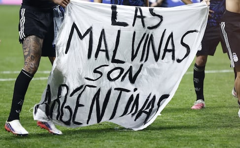 Gobierno británico quiere que la FIFA investigue a Argentina por la pancarta de Las Malvinas
