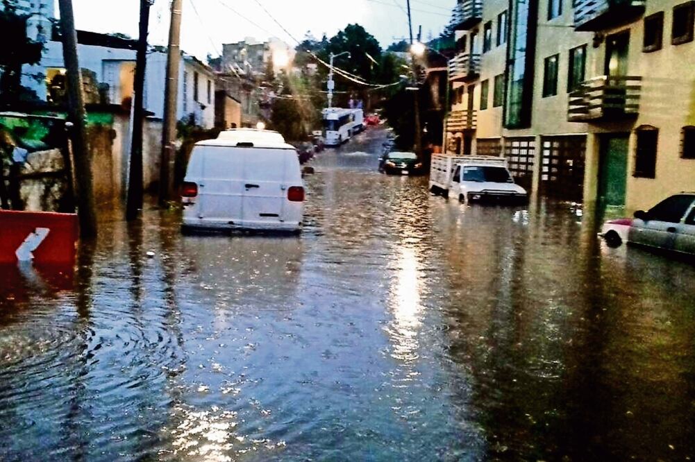 De acuerdo con las autoridades, las lluvias en Cuajimalpa afectaron a 40 familias y alrededor de 50 vehículos (ARCHIVO EL UNIVERSAL)