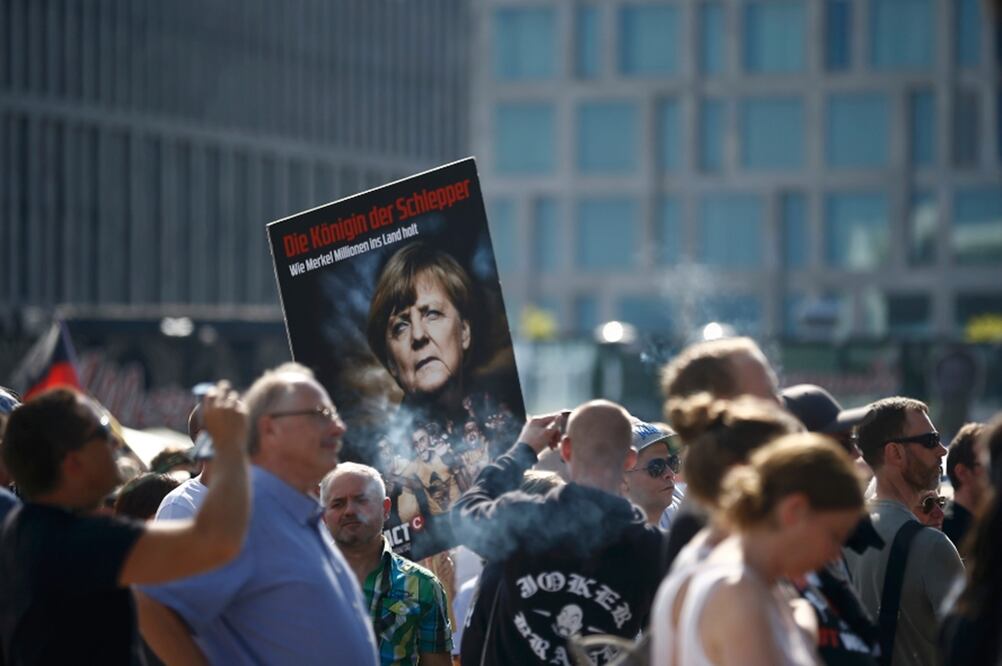 Extrema derecha protesta en Berlín contra Angela Merkel