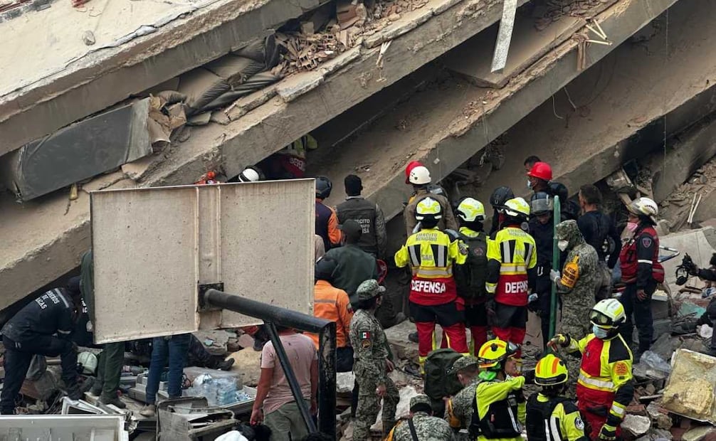 Ejército mexicano rescata con vida a un menor en Venezuela tras los fuertes sismos en ese país. Foto: Defensa