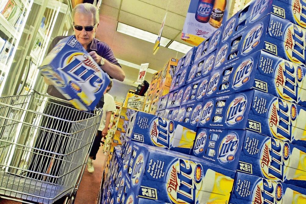 De acuerdo con Domo y Gape, en Tamaulipas tiendas venden la cerveza Miller gracias a un amparo que obtuvo la compañía embotelladora. (ARCHIVO EL UNIVERSAL)